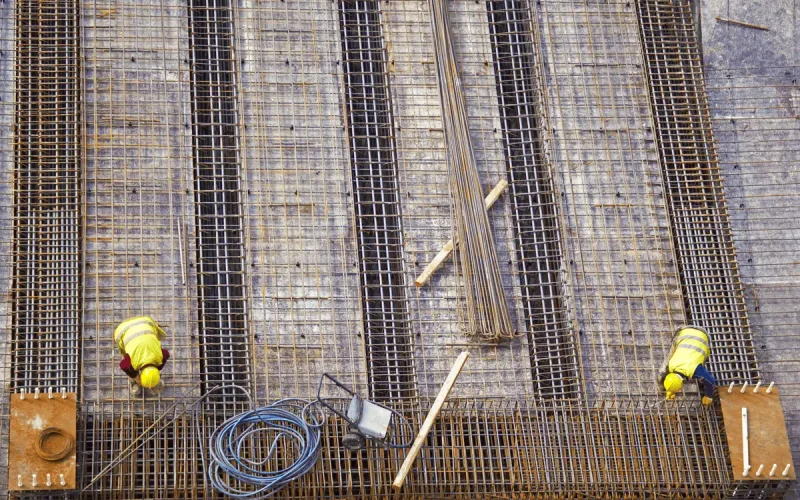 workers-putting-metal-structure-construction (1) workers-putting-metal-structure-construction (1)